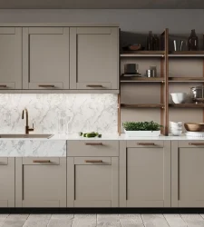 cuisine moderne et élégante avec des armoires couleur taupe et un plan de travail en marbre blanc veiné. Elle dispose d'un robinet doré, ainsi que des étagères ouvertes en bois éclairées.